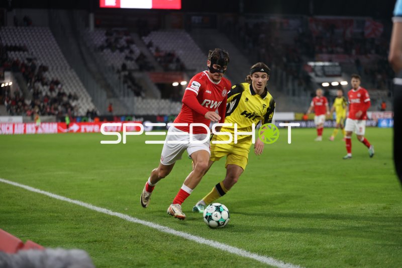 Marvin Obuz (#10; Rot-Weiss Essen) gegen Bennit Bröger im Zweikampf