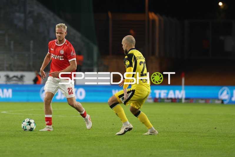 Janne Sietan (#22; Rot-Weiss Essen) im Dribbling gegen Abwehrspieler