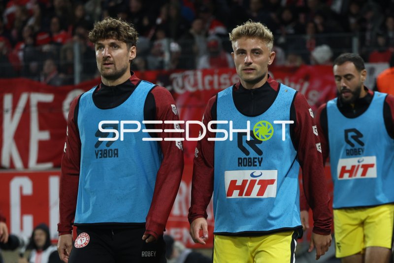 Cedric Harenbrock, Enzo Wirtz und Hamadi Al Ghaddioui beim Aufwärmen in Essen