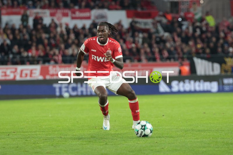 Franci Bouebari (#19; Rot-Weiss Essen) im Ballkontakt