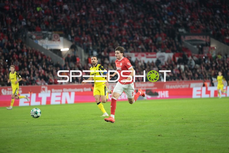 Jaka Cuber Potocnik (#9; Rot-Weiss Essen) im Spielaufbau gegen SC Fortuna Köln