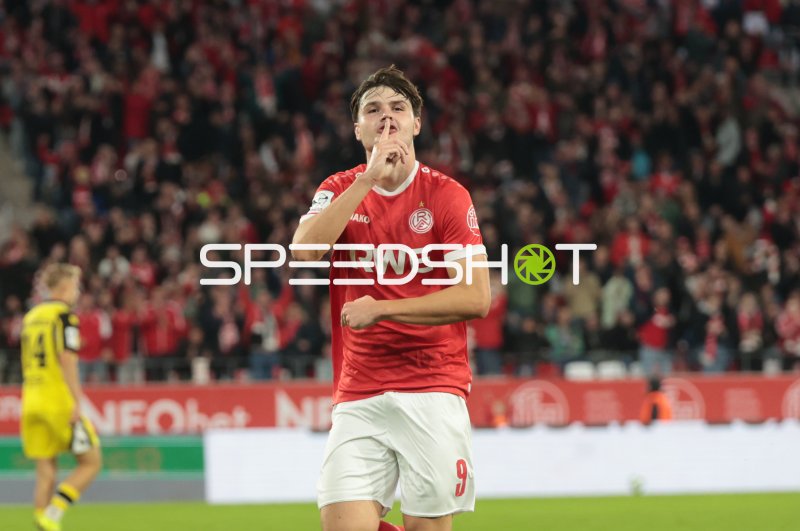 Jaka Cuber Potocnik (#9; Rot-Weiss Essen) nach Spielaktion