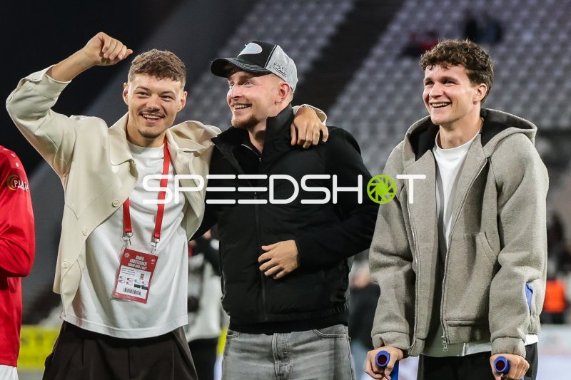 Jannik Hofmann und Max Geschwill feiern mit Teamkollegen im Stadion an der Hafenstraße