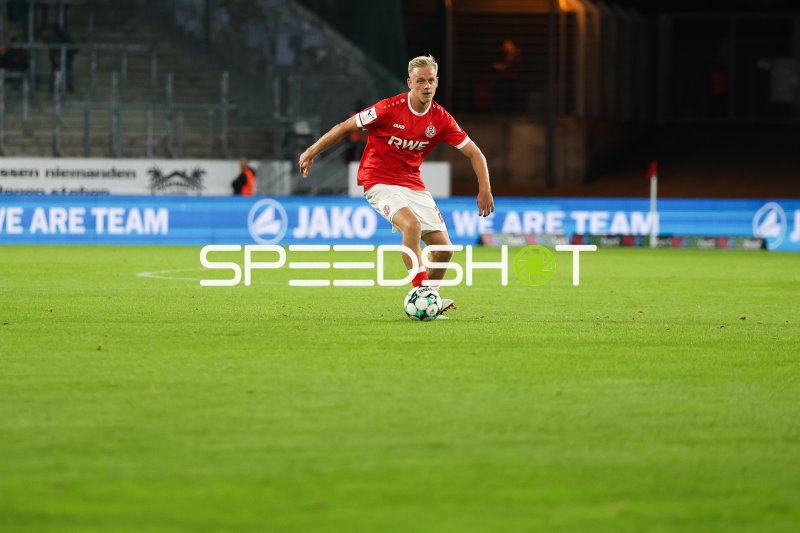 Cedric Harenbrock (Rot-Weiss Essen) am Ball im Stadion an der Hafenstraße