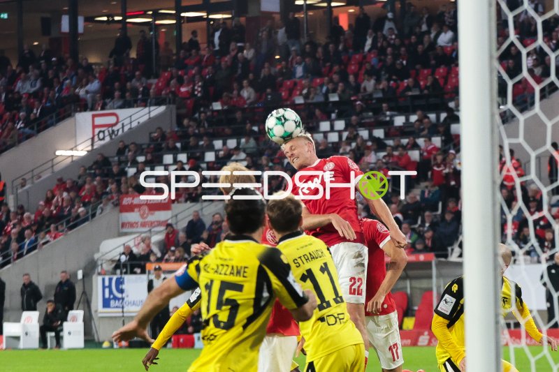 Rot-Weiss Essen gegen SC Fortuna Köln – Kopfballduell im Stadion an der Hafenstraße