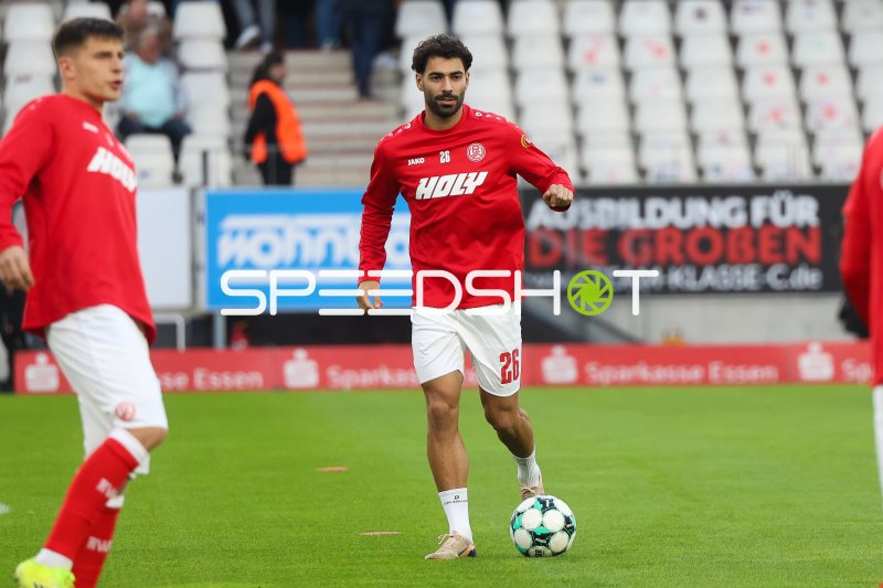 Ekin Çelebi (#26; Rot-Weiss Essen) beim Aufwärmen im Stadion an der Hafenstraße