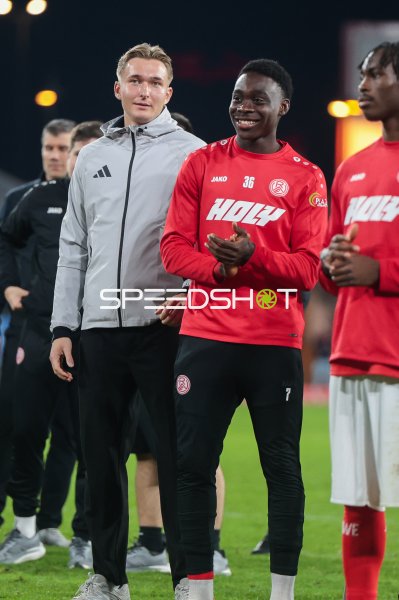 James Gnagnon (#41; Rot-Weiss Essen) und Romero Gerres nach dem Spiel