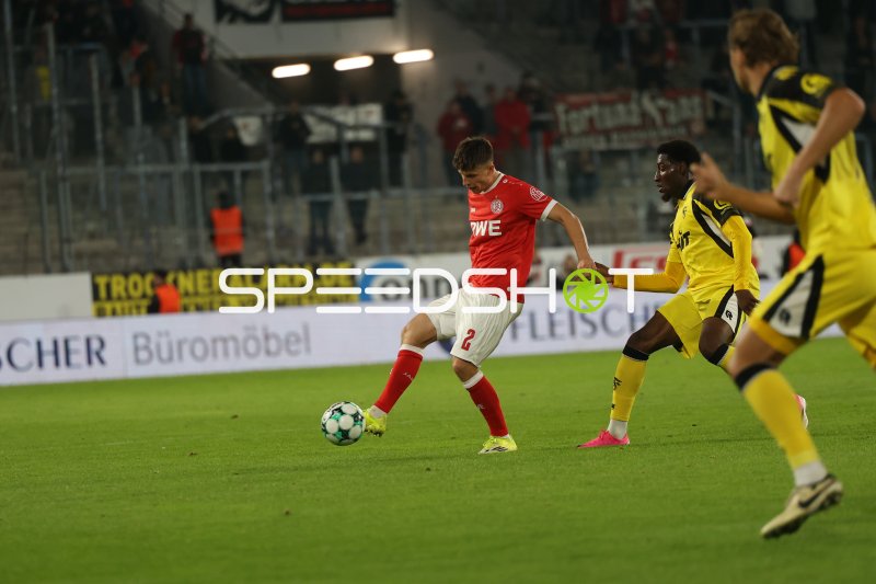 Spieler von Rot-Weiss Essen (#2) im Dribbling gegen SC Fortuna Köln