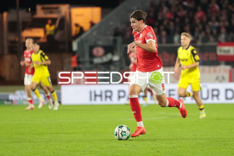 Cedric Harenbrock (#8; Rot-Weiss Essen) im Ballkontakt gegen SC Fortuna Köln