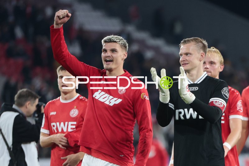 Marek Janssen (#20; Rot-Weiss Essen) jubelt nach Spielende