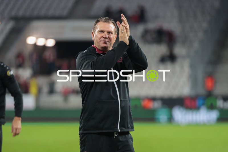 Uwe Koschinat applaudiert den Fans im Stadion an der Hafenstraße