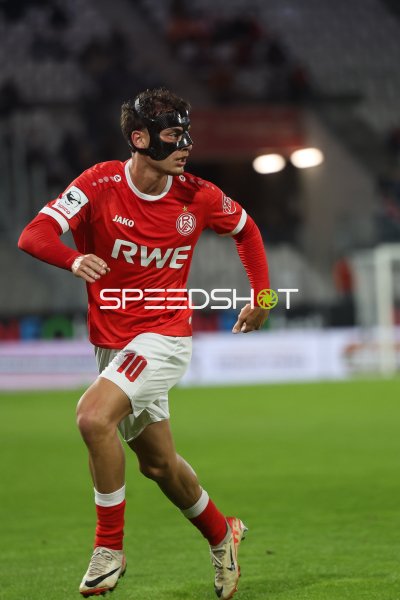 Marvin Obuz (#10; Rot-Weiss Essen) im Laufspiel mit Schutzmaske