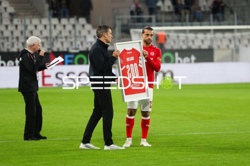 José Enrique Ríos Alonso (#23; Rot-Weiss Essen) bei Ehrung zum 200. Spiel