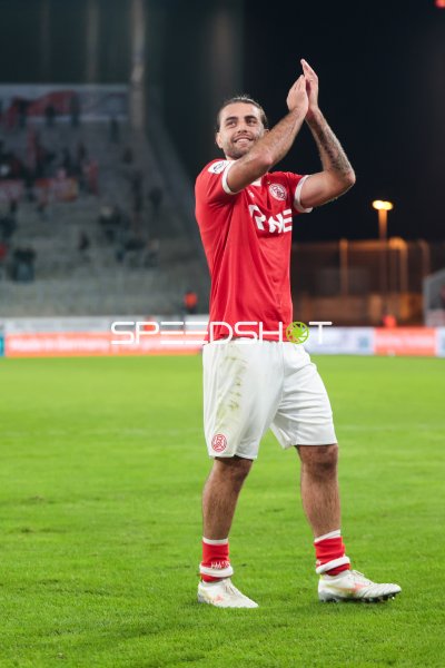José Enrique Ríos Alonso (Rot-Weiss Essen) jubelt auf dem Platz