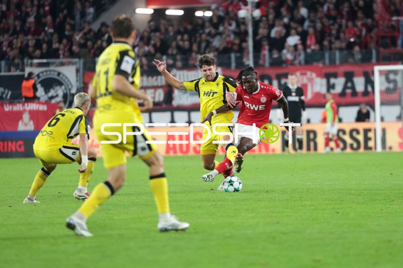 Enzo Wirtz (#9; SC Fortuna Köln) im Dribbling gegen Rot-Weiss Essen
