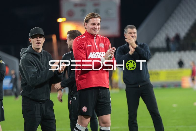 Felix Wienand (#35; Rot-Weiss Essen) nach dem Spiel im Stadion an der Hafenstraße