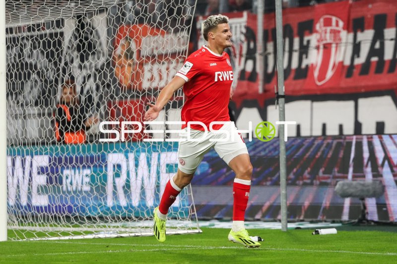 Marek Janssen (#20; Rot-Weiss Essen) im Spielaufbau am Tor