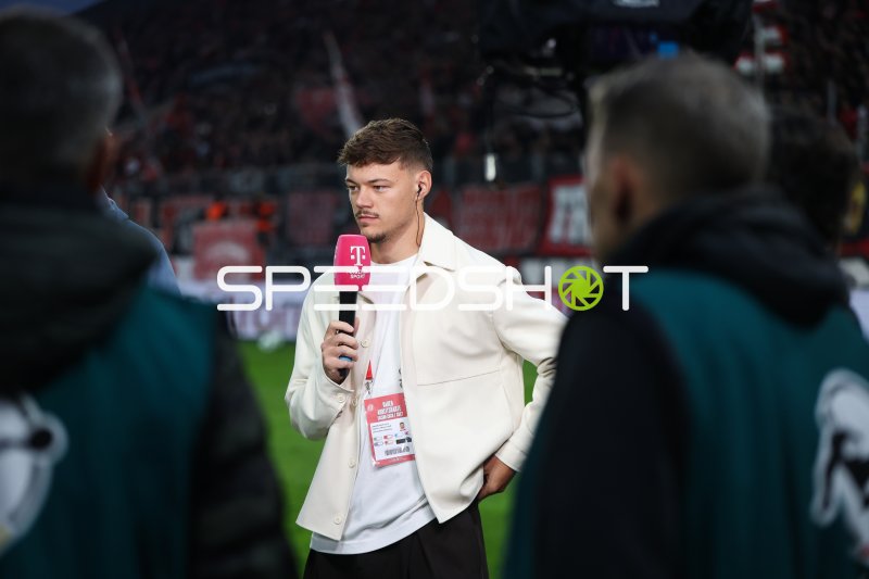 Jannik Hofmann bei TV-Interview im Stadion an der Hafenstraße
