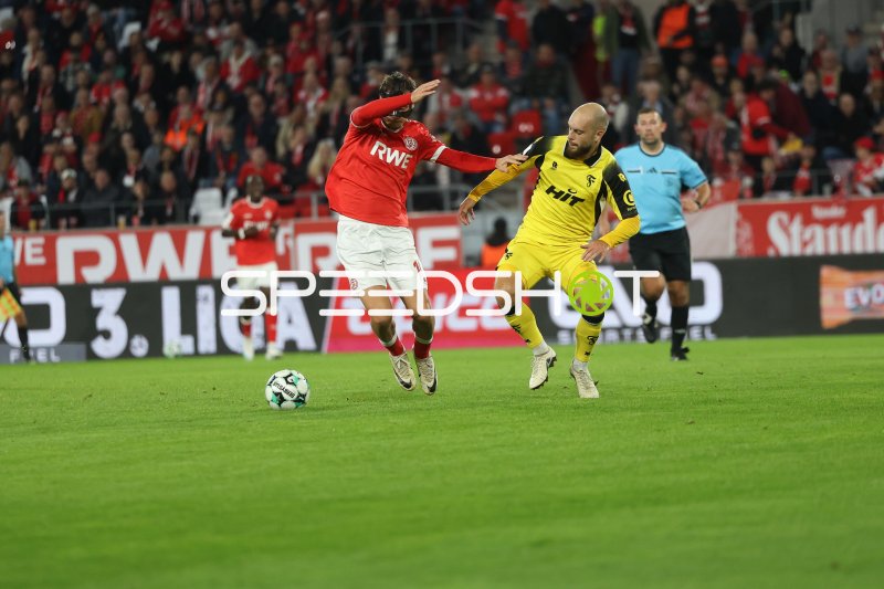 Rot-Weiss Essen gegen SC Fortuna Köln im Zweikampf um den Ball