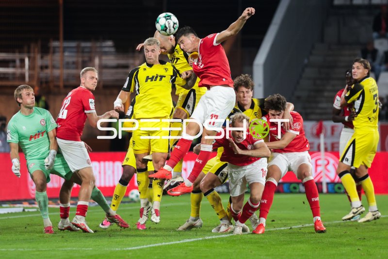 Tom Geerkens (#6; SC Fortuna Köln) im Kopfballduell gegen Rot-Weiss Essen