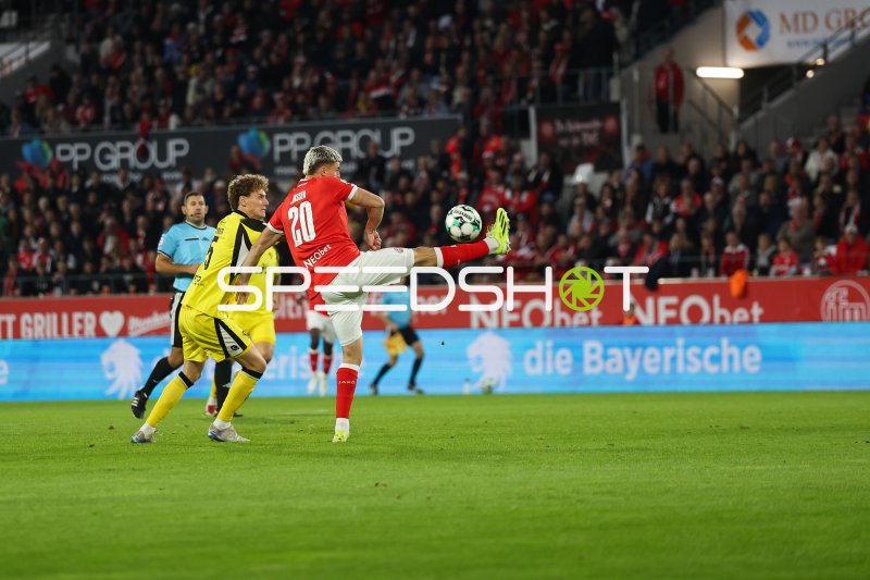 Marek Janssen (#20; Rot-Weiss Essen) mit Volley-Schuss gegen SC Fortuna Köln