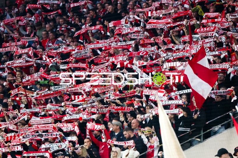 Rot-Weiss Essen Fans in der Kurve am Stadion an der Hafenstraße