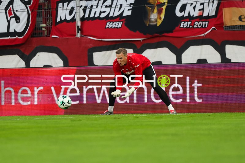 Torwart von Rot-Weiss Essen in Abwehrposition