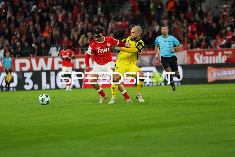 Cedric Harenbrock (Rot-Weiss Essen) im Zweikampf gegen SC Fortuna Köln
