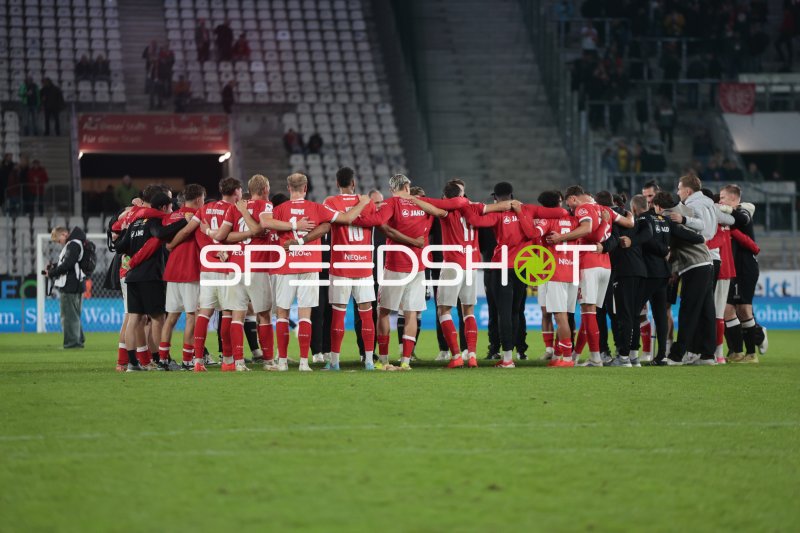Rot-Weiss Essen in Mannschaftsbesprechung auf dem Platz