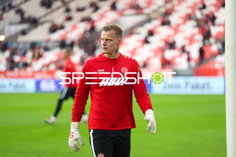 Jakob Golz (#1; Rot-Weiss Essen) beim Aufwärmen im Stadion an der Hafenstraße