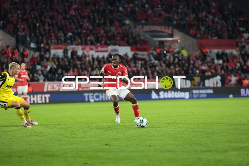 Franci Bouebari (#19; Rot-Weiss Essen) dribbelt gegen SC Fortuna Köln