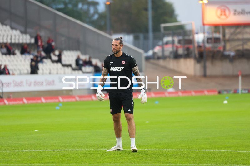 Manuel Lenz beim Aufwärmen im Stadion an der Hafenstraße