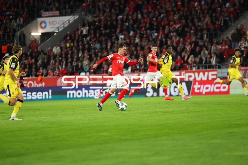 Semir Telalović (#17; Rot-Weiss Essen) dribbelt gegen SC Fortuna Köln