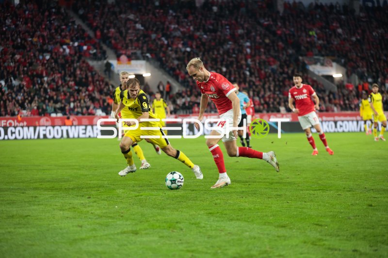 Georg Strauch (#11; SC Fortuna Köln) im Zweikampf gegen Rot-Weiss Essen