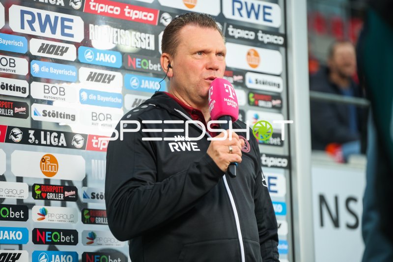Uwe Koschinat bei Pressestatement im Stadion an der Hafenstraße