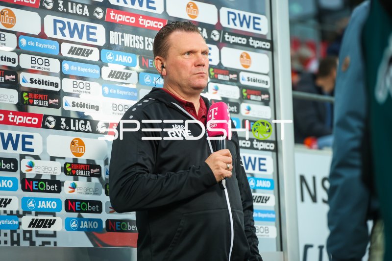 Uwe Koschinat bei Pressekonferenz im Stadion an der Hafenstraße