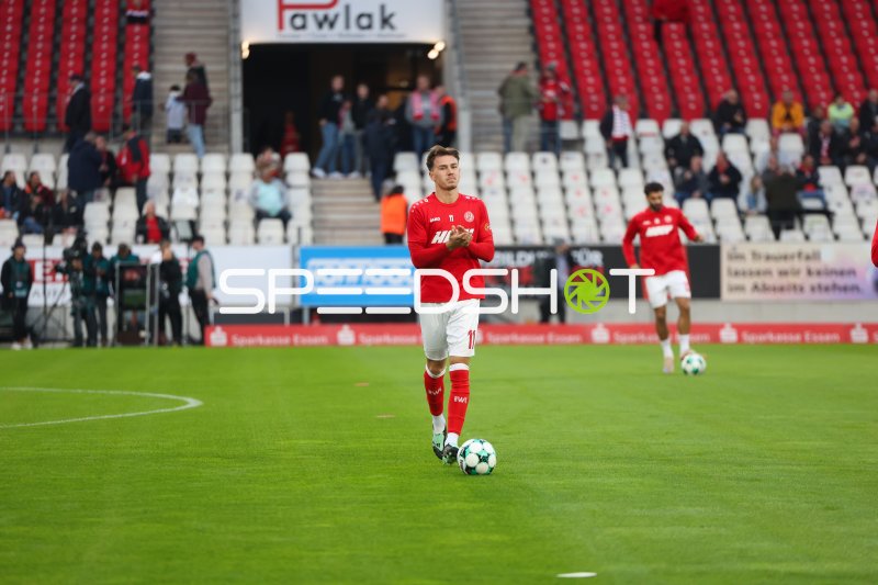 Noah Pesch (#11; Rot-Weiss Essen) beim Aufwärmen im Stadion an der Hafenstraße