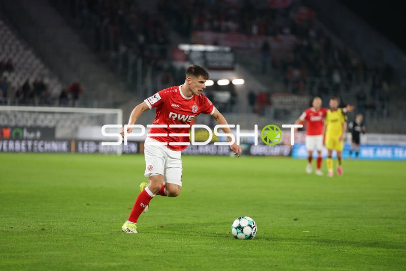 Cedric Harenbrock (Rot-Weiss Essen) im Ballkontakt