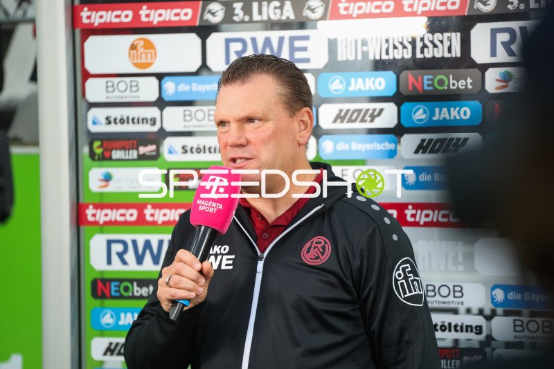 Uwe Koschinat bei Pressestatement im Stadion an der Hafenstraße