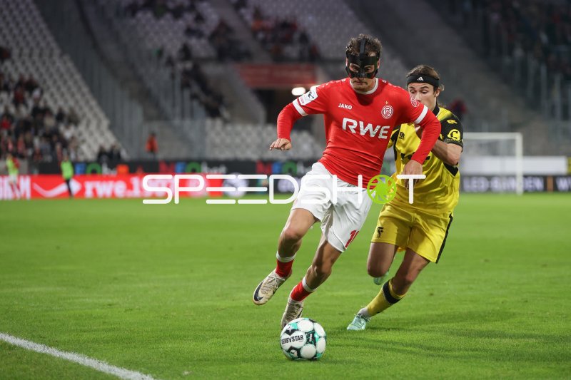 Cedric Harenbrock (Rot-Weiss Essen) im Zweikampf gegen SC Fortuna Köln
