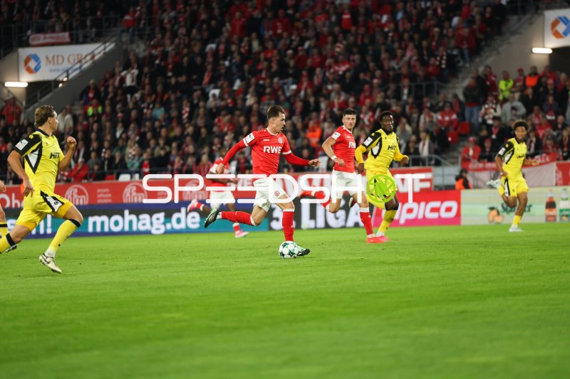 Semir Telalović (#17; Rot-Weiss Essen) im Dribbling gegen SC Fortuna Köln