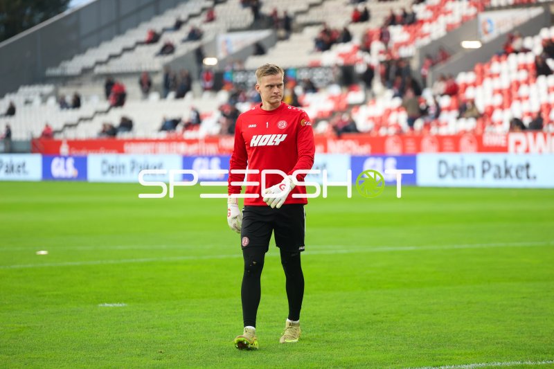 Jakob Golz (#1; Rot-Weiss Essen) beim Aufwärmen im Stadion an der Hafenstraße