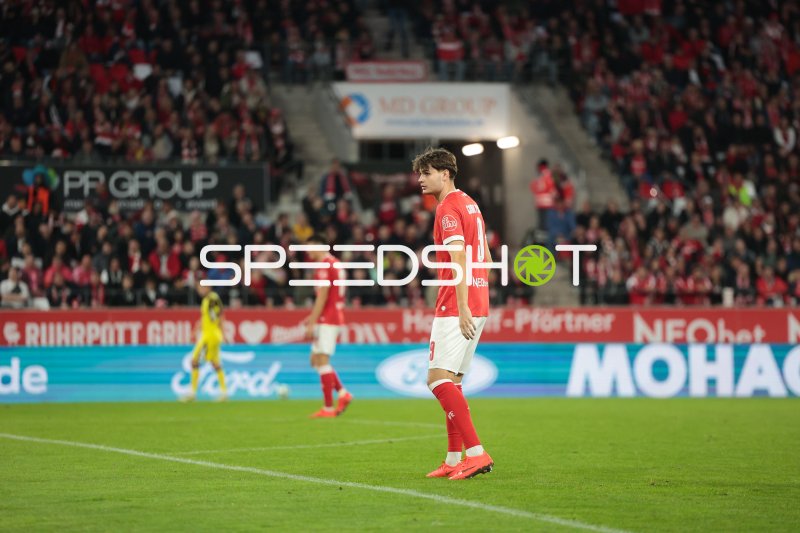 Jaka Cuber Potocnik (#9; Rot-Weiss Essen) im Spielaufbau
