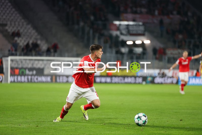 Cedric Harenbrock (#40; Rot-Weiss Essen) im Ballkontakt