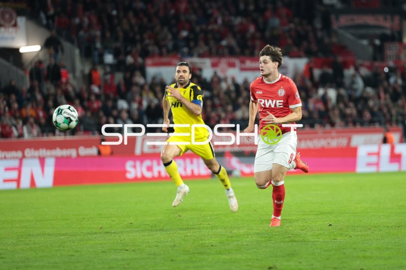 David Kamm Al-Azzawe (#15; SC Fortuna Köln) gegen Jaka Cuber Potocnik (#9; Rot-Weiss Essen)