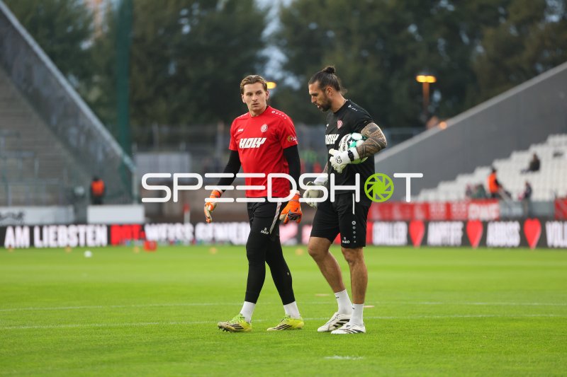 Felix Wienand und Manuel Lenz im Aufwärmtraining am Stadion an der Hafenstraße
