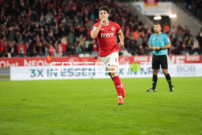 Jaka Cuber Potocnik (#9; Rot-Weiss Essen) im Lauf über das Spielfeld