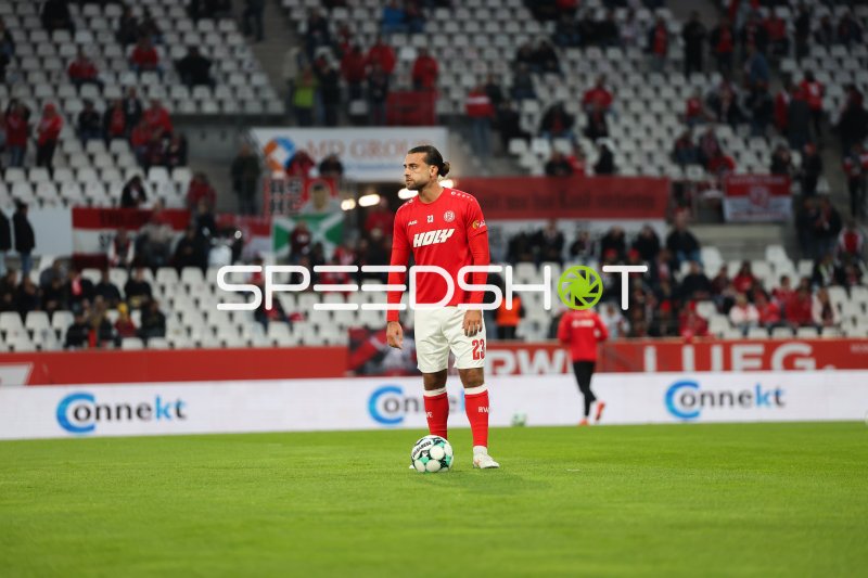 José Enrique Ríos Alonso (#23; Rot-Weiss Essen) mit Ball im Stadion an der Hafenstraße