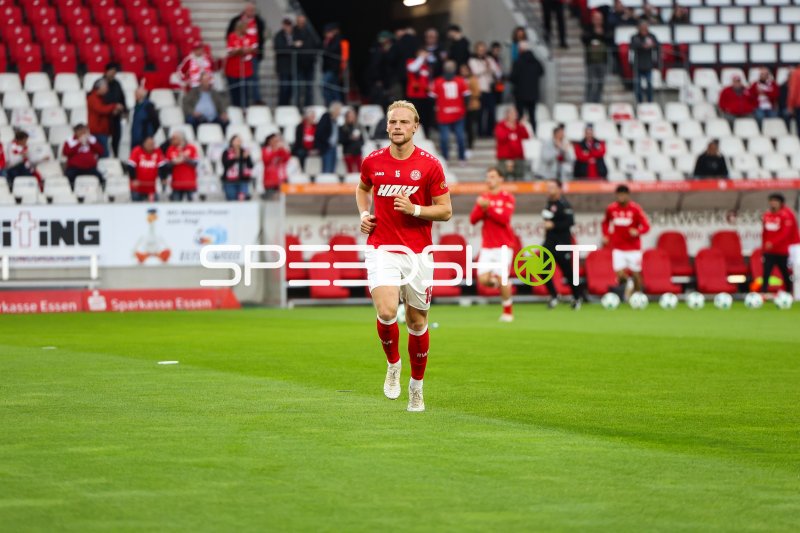 Ben Hüning (#15; Rot-Weiss Essen) beim Aufwärmen im Stadion an der Hafenstraße
