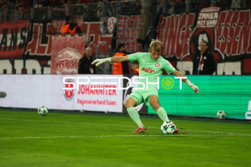 Torwart der SC Fortuna Köln beim Abschlag im Stadion an der Hafenstraße